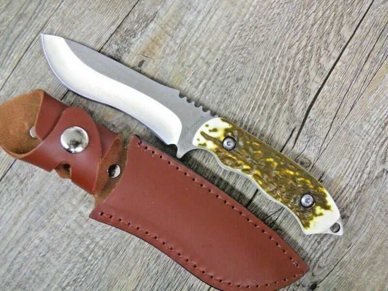 Cuchillo de hoja fija con mango de imitación de ciervo con funda de CUERO (23cm)