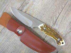 Coltello lama fissa con manico i finto cervo con Fodero in CUOIO  (22cm)
