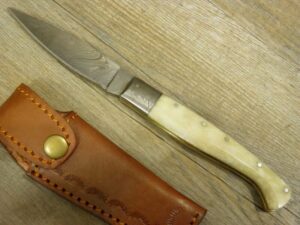 Coltello tipo Pattada Damasco Manico in osso di tibia