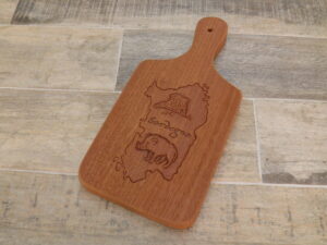 Tagliere legno con inciso isola sardegna con cinghiale e nuraghe 32 x 14 cm