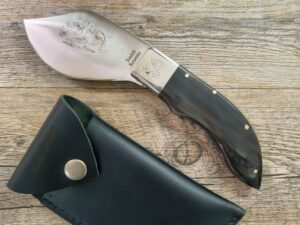 Coltello da scuoio corno di bufalo (20cm) con incisione cinghiale