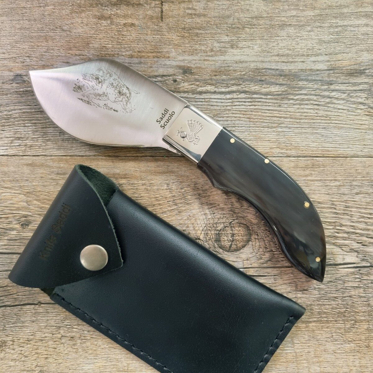 Coltello Da Scuoio Corno Di Bufalo (20Cm) Con Incisione Cinghiale - Lady M Sardegna Coltello Da Scuoio Corno Di Bufalo (20Cm) Con Incisione Cinghiale