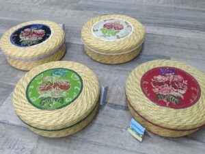 Cesto Porta tutto  sardo rafia intrecciata con broccato colorato (26 cm)