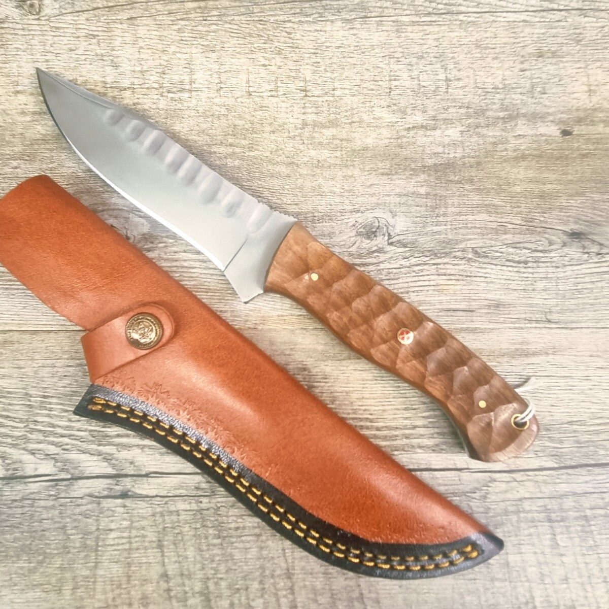 Coltello Fatto A Mano Manico In Legno Di Ulivo Fodero In Cuoio (28Cm) - Lady M Sardegna Coltello Fatto A Mano Manico In Legno Di Ulivo Fodero In Cuoio (28Cm)