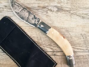 Coltello artigianale Arburesa in corno di montone lama forgiata da scuoio (23cm)