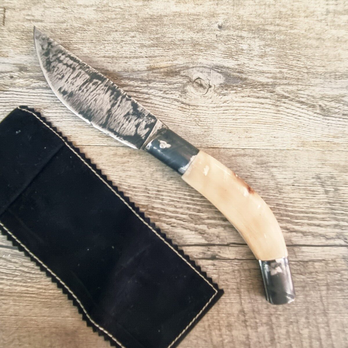 Coltello Artigianale Arburesa In Corno Di Montone Lama Forgiata Da Scuoio (23Cm) - Lady M Sardegna Coltello Artigianale Arburesa In Corno Di Montone Lama Forgiata Da Scuoio (23Cm)