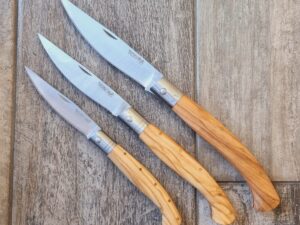 Coltello artigianale pusceddu Arburesa in legno d'ulivo da Scanno in 3 dimensioni