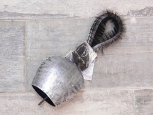 Campanaccio mamuthones metallo con cordone cuoio con pelo (23 x 9 cm)