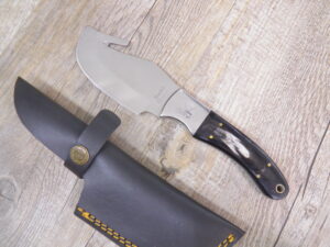 Coltello artigianale da scuoio manico in corno di bufalo con scuoiatore (22,5cm)
