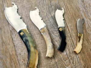 Coltello artigianale sagoma isola sardegna in 4 dimensioni Corno Montone