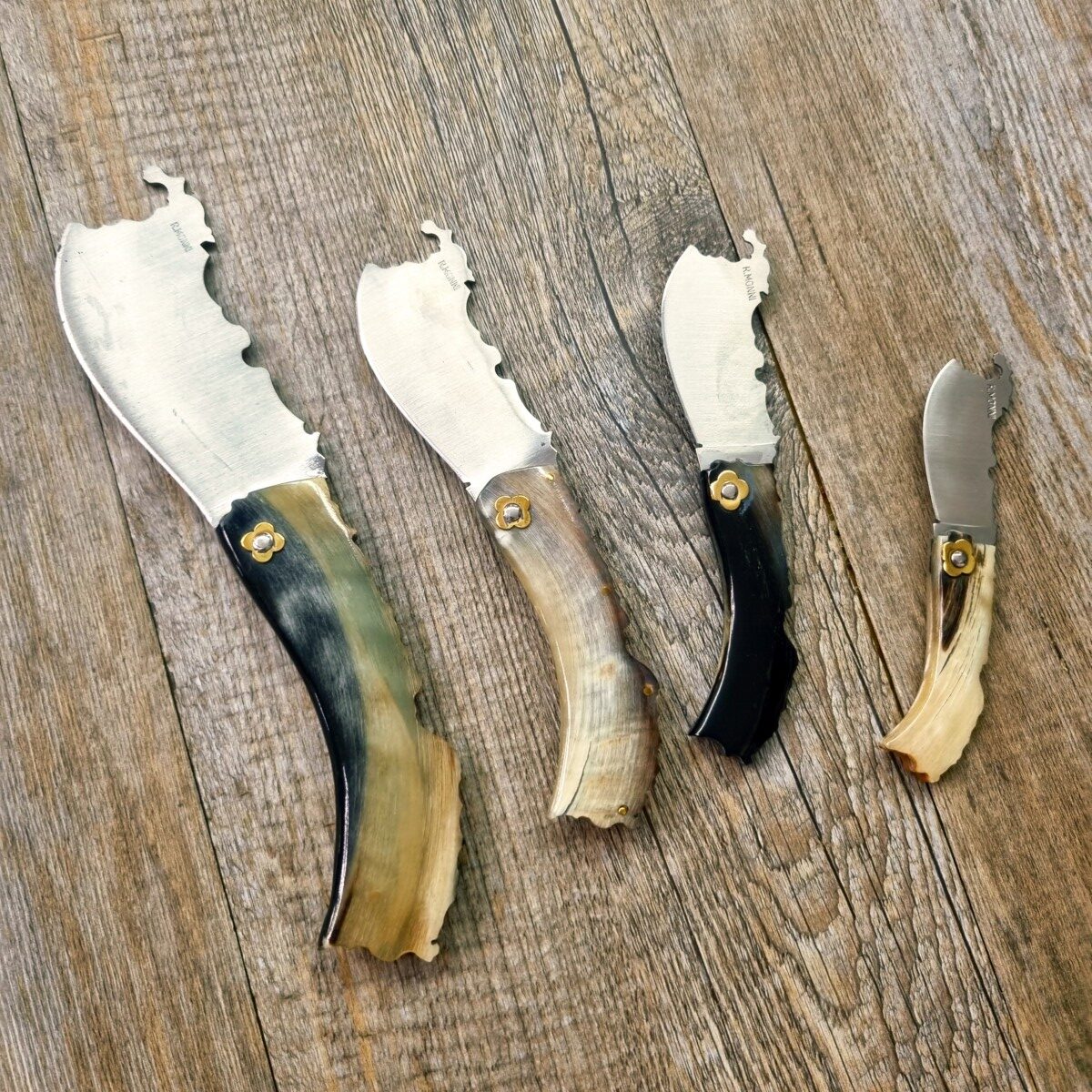 Coltello Artigianale Sagoma Isola Sardegna In 4 Dimensioni Corno Montone - Lady M Sardegna Coltello Artigianale Sagoma Isola Sardegna In 4 Dimensioni Corno Montone