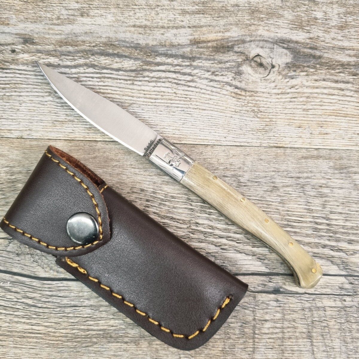 Coltello Pattada Manico In Corno Di Montone Lama Da 8 Cm (17,5Cm Totali) - Lady M Sardegna Coltello Pattada Manico In Corno Di Montone Lama Da 8 Cm (17,5Cm Totali)