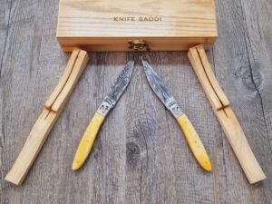 Set 2 Coltelli Pattada Da Tavola manico in tibia lama damasco con custodia in legno