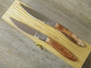 Set 2 Coltelli Pattada Da Tavola manico inosso di tibia colorata con custodia in legno