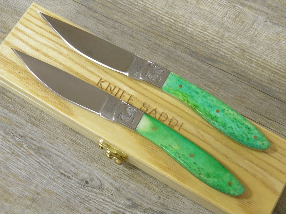 Set 2 Coltelli Pattada Da Tavola manico in osso tibia colorata con custodia in legno
