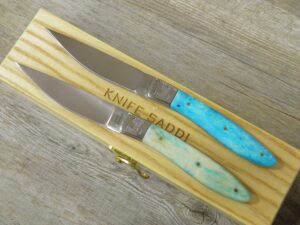 Set 2 Coltelli Pattada Da Tavola manico in osso tibia colorata con custodia in legno