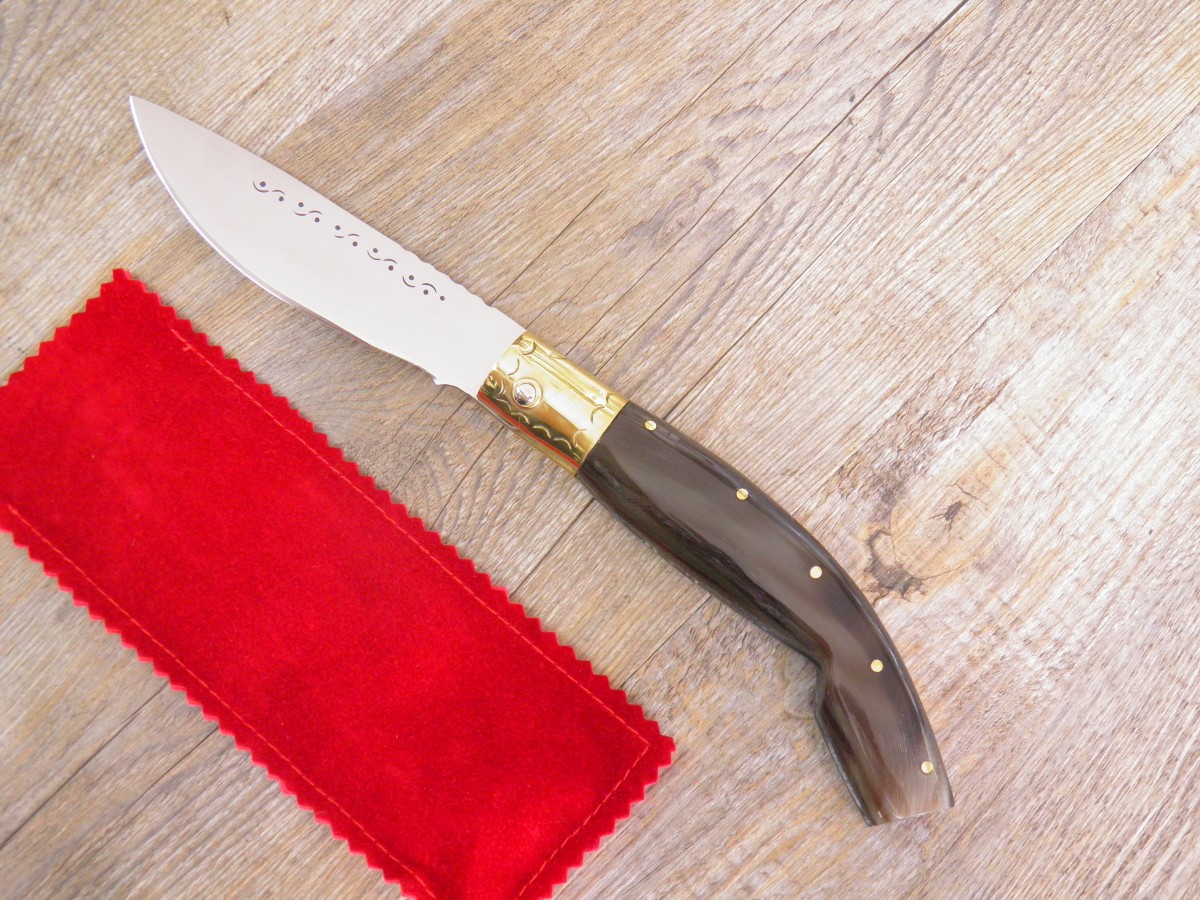 Handcrafted arburesa skinning knife with mouflon horn handle (25cm)