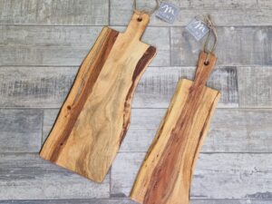 Tagliere in legno naturale con con manico in 2 dimensioni