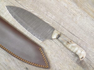 Coltello santoku in damasco artigianale Cuoco con manico in corno di montone (31cm)