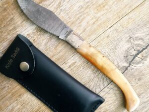 Coltello Arburesa in corno di montone lama in damasco da scuoio (27cm)