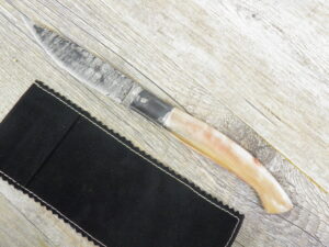 Coltello artigianale scanno Arburesa manico corno di montone lama forgiata anticata (23,5cm)