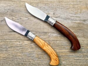 Coltello tipo Arburesa Manico in legno d'ulivo o palissandro lama in balestra forgiata (23cm)