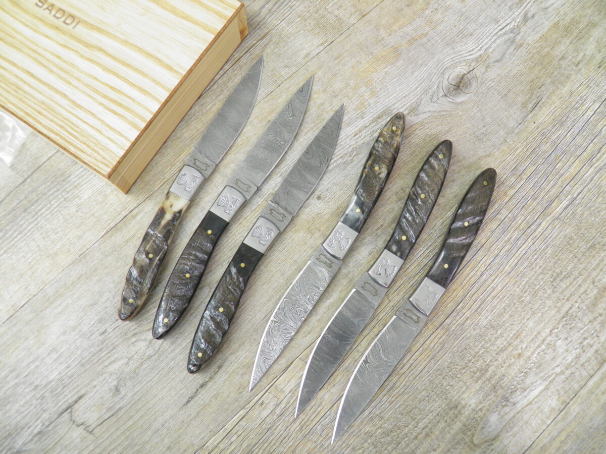 Set 6 Coltelli Pattada Da Tavola Manico Montone Lama Damasco Con Custodia In Legno - Lady M Sardegna Set 6 Coltelli Pattada Da Tavola Manico Montone Lama Damasco Con Custodia In Legno - Lady M Sardegna