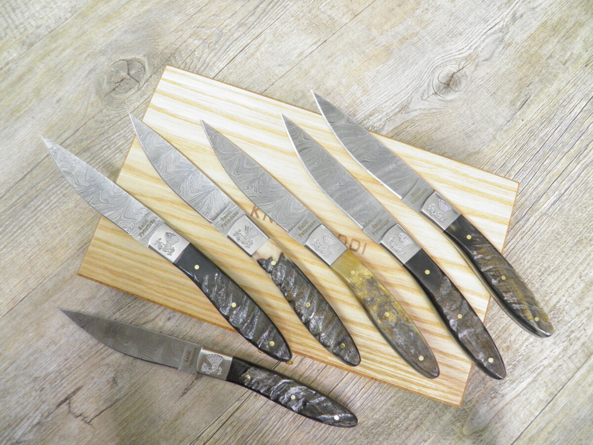 Set 6 Coltelli Pattada Da Tavola Manico Montone Lama Damasco Con Custodia In Legno - Lady M Sardegna Set 6 Coltelli Pattada Da Tavola Manico Montone Lama Damasco Con Custodia In Legno
