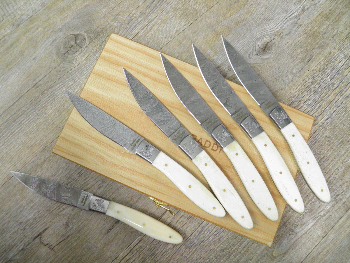 Set 6 Coltelli Pattada Da Tavola Manico Tibia Lama Damasco Con Custodia In Legno - Lady M Sardegna Set 6 Coltelli Pattada Da Tavola Manico Tibia Lama Damasco Con Custodia In Legno