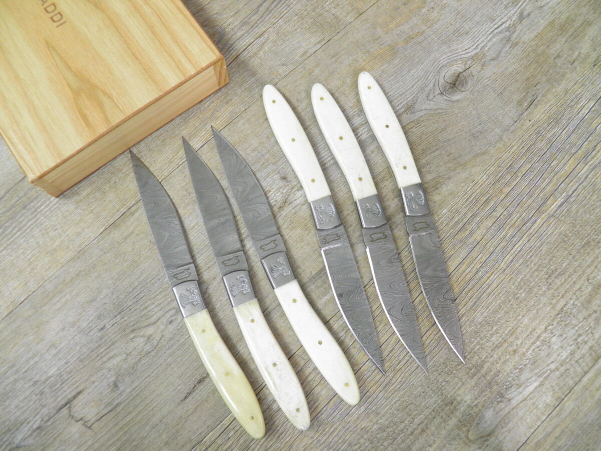 Set 6 Coltelli Pattada Da Tavola Manico Tibia Lama Damasco Con Custodia In Legno - Lady M Sardegna Set 6 Coltelli Pattada Da Tavola Manico Tibia Lama Damasco Con Custodia In Legno - Lady M Sardegna