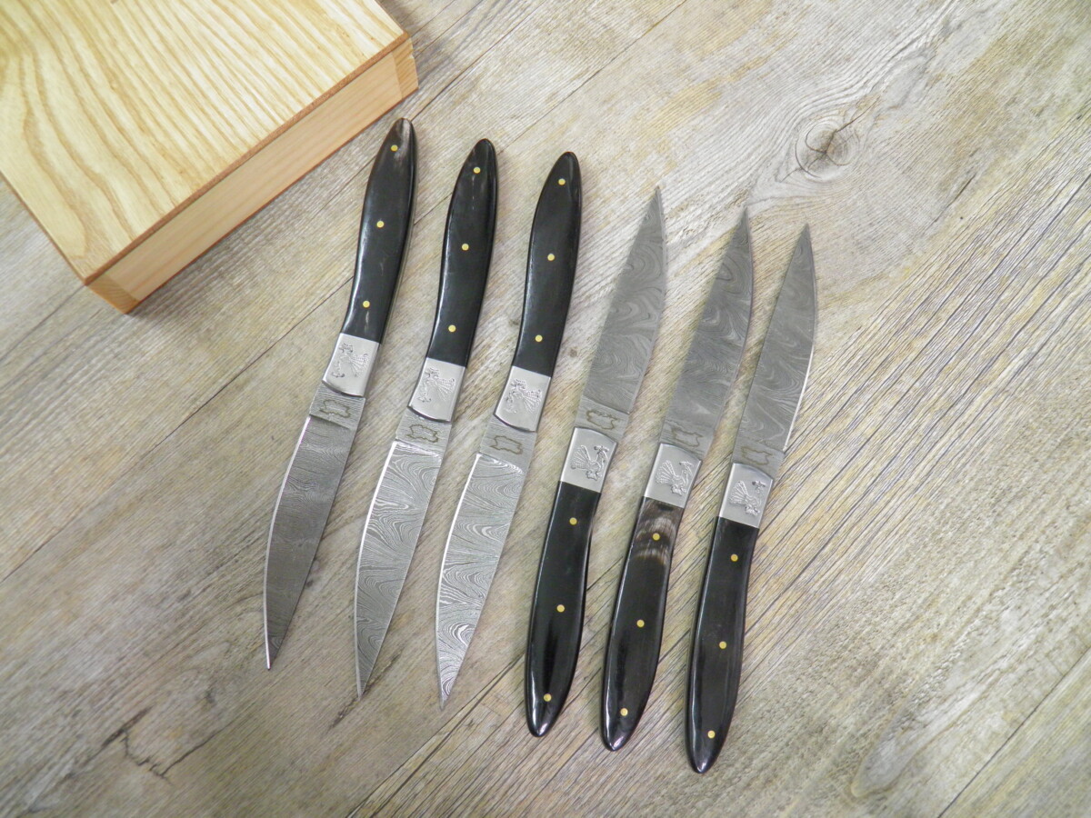 Set 6 Coltelli Pattada Da Tavola Manico Bufalo Lama Damasco Con Custodia In Legno - Lady M Sardegna Set 6 Coltelli Pattada Da Tavola Manico Bufalo Lama Damasco Con Custodia In Legno