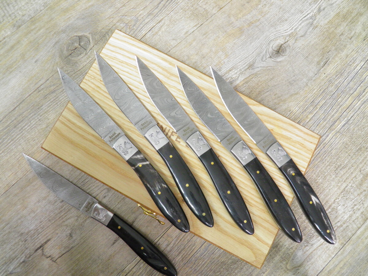 Set 6 Coltelli Pattada Da Tavola Manico Bufalo Lama Damasco Con Custodia In Legno - Lady M Sardegna Set 6 Coltelli Pattada Da Tavola Manico Bufalo Lama Damasco Con Custodia In Legno - Lady M Sardegna