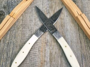 Set 2 Coltelli Pattada Da Tavola manico in tibia lama damasco con supporti in legno