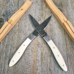 Set 2 Coltelli Pattada Da Tavola Manico In Tibia Lama Damasco Con Supporti In Legno