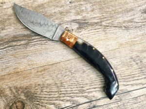 Coltello tipo Arburesa Manico in corno di montone grezzo lama damasco (19,5cm)