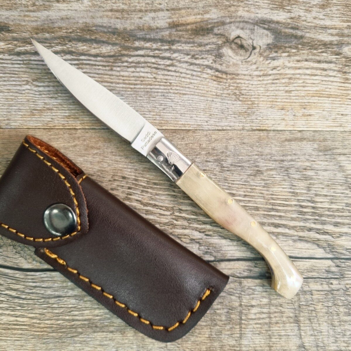 Coltello Pattada Manico In Corno Di Montone (17,5Cm) Lama Da 8 Cm - Lady M Sardegna Coltello Pattada Manico In Corno Di Montone (17,5Cm) Lama Da 8 Cm