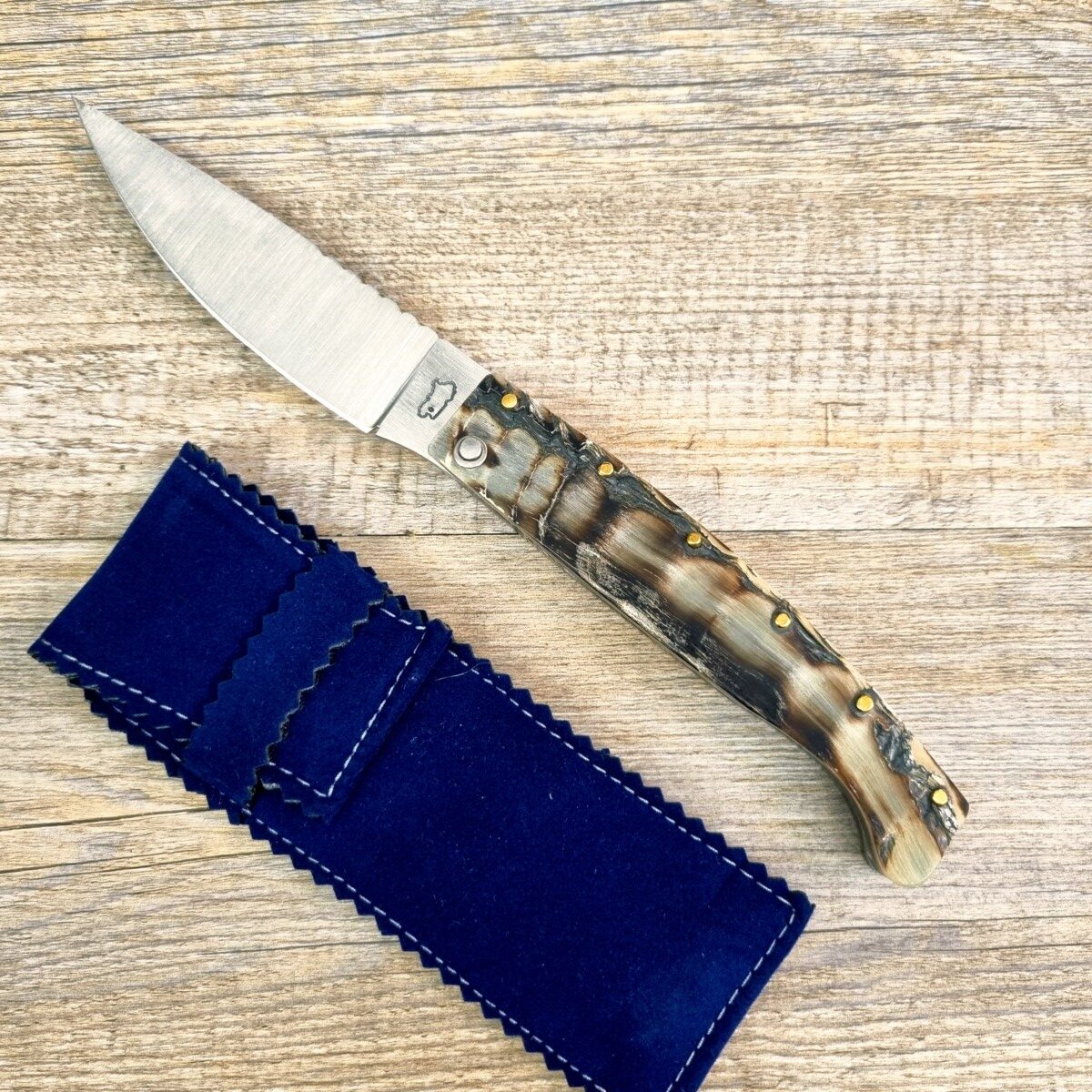 Coltello Artigianale Manico In Corno Di Muflone Grezzo Da Scanno Pattada (24,5 Cm) - Lady M Sardegna Coltello Artigianale Manico In Corno Di Muflone Grezzo Da Scanno Pattada (24,5 Cm)