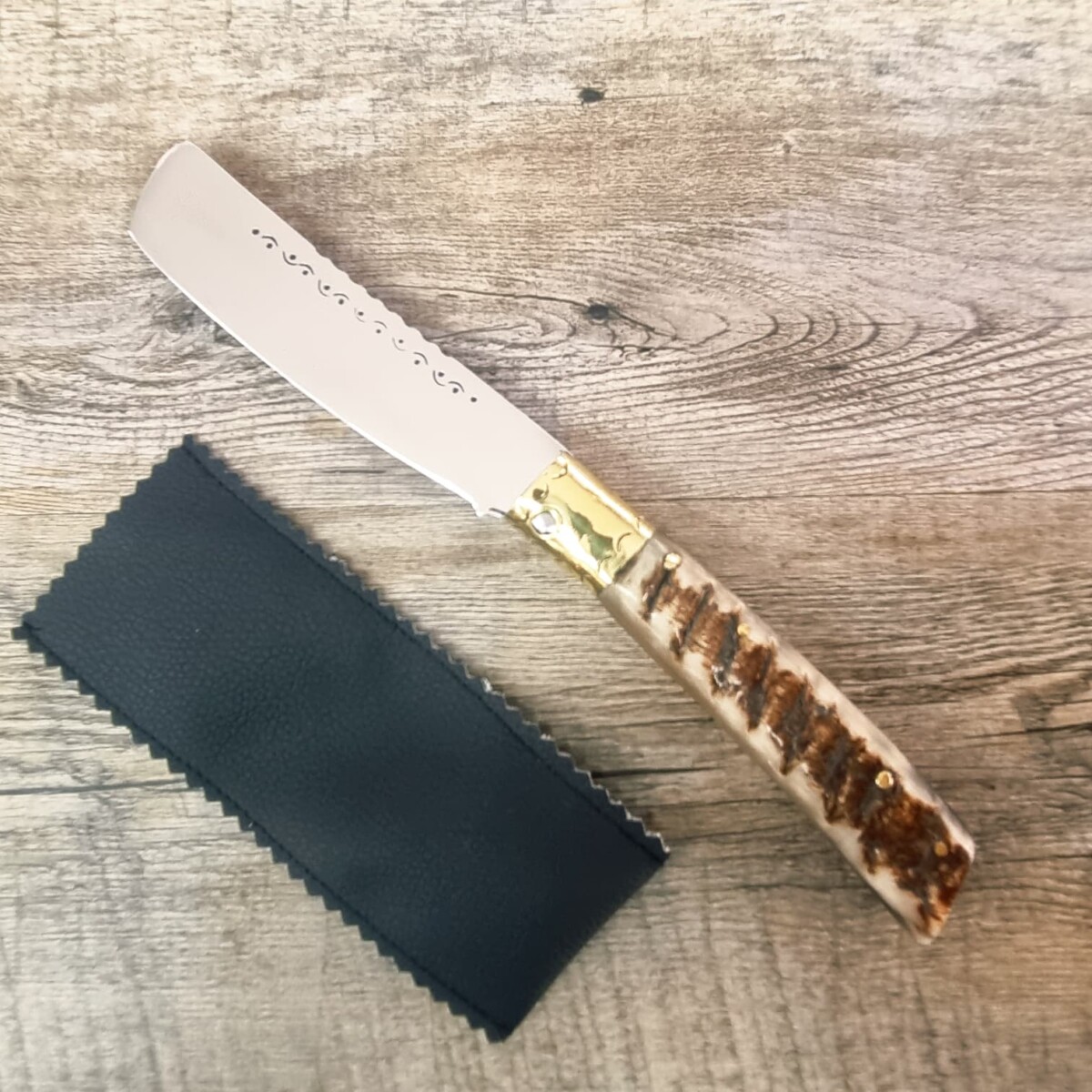 Coltello Artigianale Manico In Corno Di Muflone Grezzo Fiammato Lametta (23 Cm) - Lady M Sardegna Coltello Artigianale Manico In Corno Di Muflone Grezzo Fiammato Lametta (23 Cm)