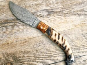 Coltello Tipo Arburesa Manico In Corno Di Montone Grezzo Lama Damasco (19,5Cm)