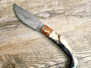 Coltello Tipo Arburesa Manico In Corno Di Montone Grezzo Lama Damasco (19,5Cm)