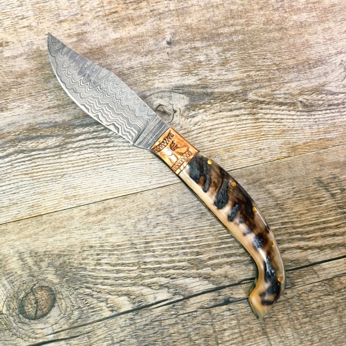 Coltello tipo Arburesa Manico in corno di montone grezzo lama damasco (19,5cm)
