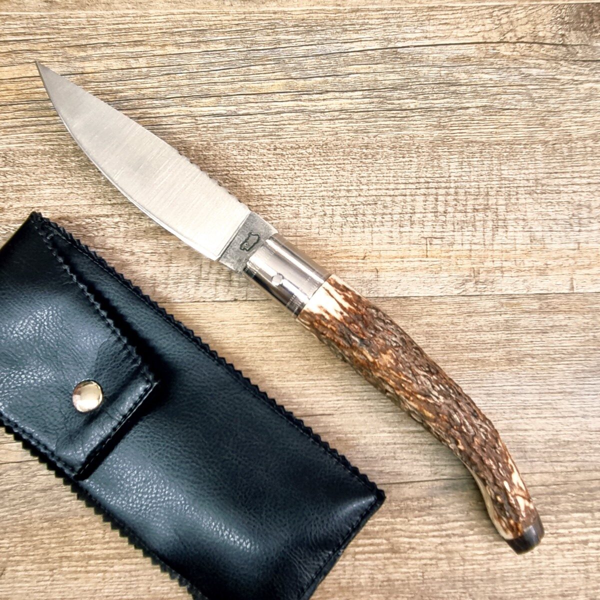 Coltello Artigianale Manico In Corno Di Cervo Da Scanno Lama Decoro Floreale (30 Cm) - Lady M Sardegna Coltello Artigianale Manico In Corno Di Cervo Da Scanno Lama Decoro Floreale (30 Cm)