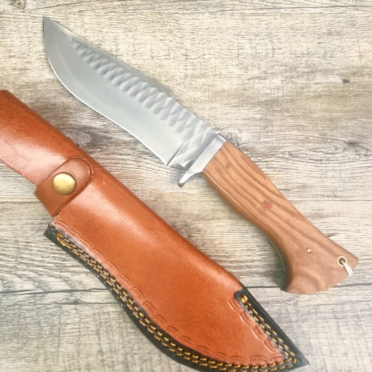 Coltello Fatto A Mano Da Scuoio Manico In Legno D'Ulivo Con Fodero Da Cintura(29Cm) - Lady M Sardegna Coltello Fatto A Mano Da Scuoio Manico In Legno D'Ulivo Con Fodero Da Cintura(29Cm)