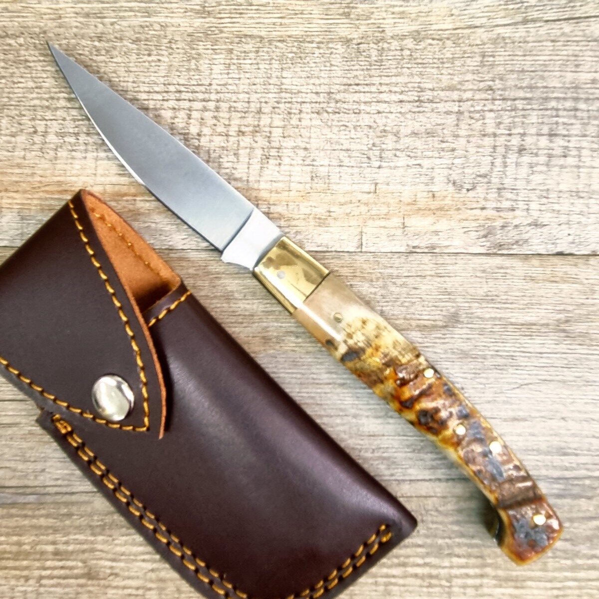 Coltello fatto a mano tipo pattada manico in corno di montone grezzo con fodero (23,5cm)